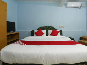 OYO 70044 Sandhra Apartments