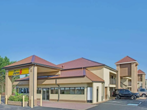 Super 8 Suwanee