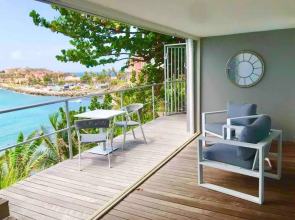 Blue grand view studio with infinity pool