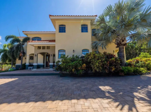 Ocean View 5BR Villa Steps to Beach Privatepool
