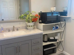 Private Room in Los Angeles w/ AC & WIFI