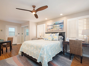 Huntington Beach Studio Blocks to the Beach and Downtown apts