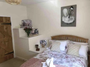 2 Bed Cottage - Sleeps 4 - Parking - Wifi