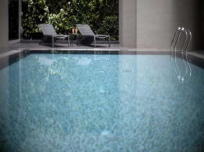 V Hotel Bencoolen