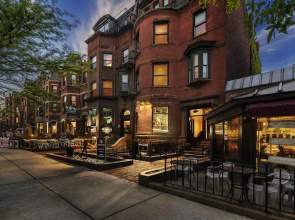 Maverick Suites at 245 Newbury St
