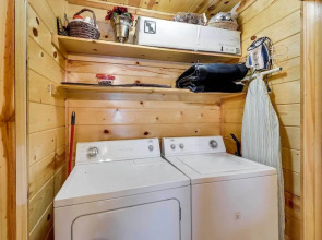 Broken Bow Rental Cabin w/ Hot Tub & Bar