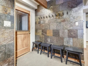 Expansive 2 Bedroom Downtown Aspen Condo, Walk to Gondola for Skiing, Steps to Dining, Shopping and Entertainment