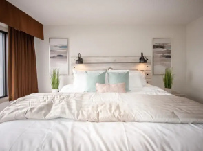Luxury Downtown One Bedroom Suite