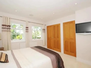 Captivating 5-bed House in Woking
