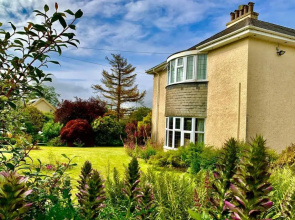 Hectors House comfortable 4 bed house in mature gardens