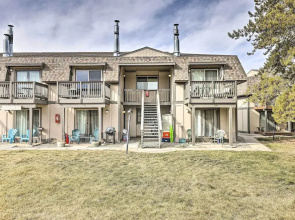 Condo w/ Balcony & Views - Steps to Ski Shuttle!