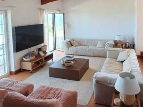 Lovely 4-bed Villa in Colares