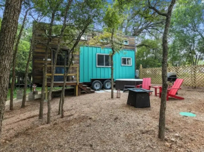 Willie the Modern Tiny Home W/hot-tub & Firetable