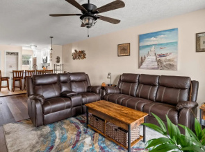 D's Beach Retreat - 2 bedroom townhome in front of Schooners with gulf views & private hot tub!