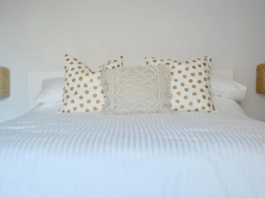 Modern home close to town Free Parking, Free Wifi, Dogs Allowed, Torquay, Sleeps Four