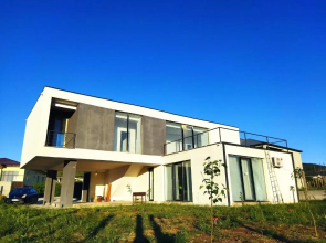 cheerful 5-bedroom home near lisi lake