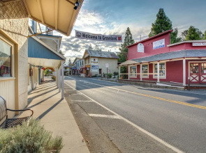 4BR Home Near Yosemite w/ Pool Table