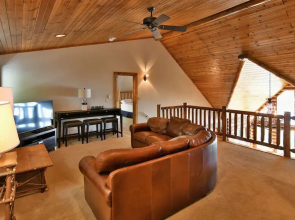 Lumberjack Lodge 5 Bedroom Home by RedAwning