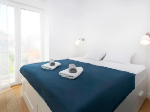 2BDR Design Apartment with Beautiful Terrace View