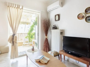 IVY Apartment in the Heart of the City - Dine on the Shaded Balcony in the Heart of the City