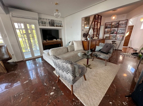 Luxurious 2-bed Seaside Apartment in Saronida