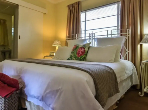 Bushwillow Spacious Cottage for 2 People With Private Garden Access!