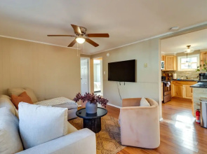 Pet-Friendly Cottage In The Poconos W/ Hot Tub!