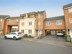 Luxury 5 Bedroom 3 Bathroom House with Smart TVs, Super Fast Wifi, Free Parking and Garden by Yoko Property