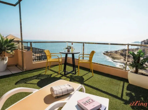 Gorgeous Seaviews From a Stunning Studio