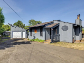 Hot Tub, Grill & Views: Waldport Getaway!