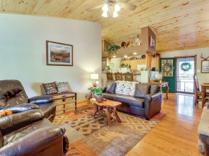 Near Hiking Trails: Heber-overgaard Haven w/ Deck!