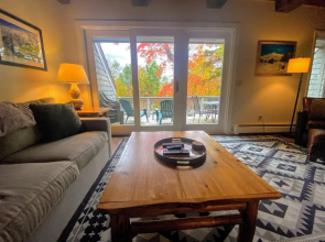 R6 Upscale rustic Bretton Woods condo in unbeatable SKI-IN SKI-OUT location Fireplace fast WiFi