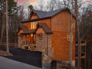 Iron Mountain Lodge 4 Bedroom Cabin by RedAwning
