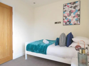 Tudors eSuites Birmingham Townhouse Private Garden Free Parking