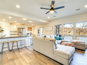Lakefront Retreat w/ Game Room in Bella Vista!