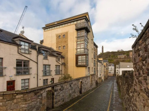 ALTIDO Cool Space Old Town 3Bed Apt with Balcony and Parking