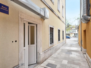 Apartment Toma - 200 m from beach: A1 Omis, Riviera Omis