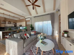 Single-family three-bedroom swimming pool villa