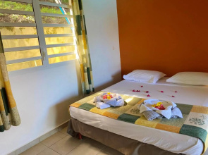 Bungalow de 2 chambres avec vue sur la mer piscine partagee et jardin clos a Vieux Habitants a 6 km de la plage
