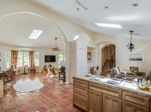León by Avantstay Private Breathtaking Character Cottage w/ Pool & Hot Tub