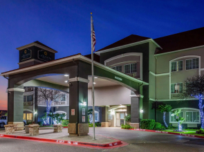 La Quinta Inn & Suites by Wyndham Laredo Airport