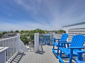 Couples Retreat! Penthouse Near Commercial Street