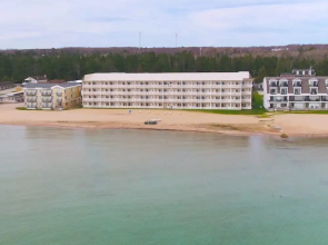 Mackinaw Beach & Bay Inn & Suites