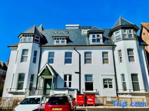 Beautifully Modern 1-Bed Apt w/ Free Gym & Parking