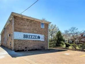 Bay Breeze Anchor Suite (1 bed/1 bath condo with cabanas, fire pits, and pier)