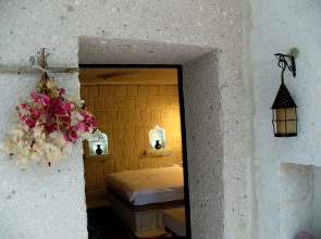 El Puente Cave Hotel