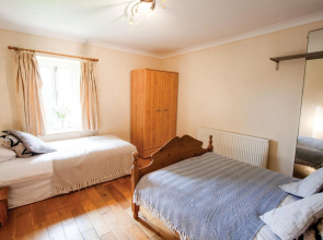 The Lake House Retreat - 7 Bedroom Holiday Home - Sleeps 20 - Southgate