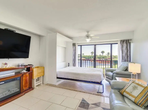 2 Mi to Fort Pierce Jetty: Coastal Florida Condo