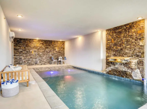 2 Homes Firefly Trail Way by Avantstay Sleeps 28, Indoor Pool + Hot Tub + Movie Theater & Game Room