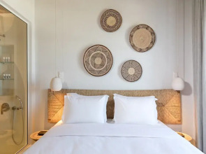 Villa With Resort Style Pool